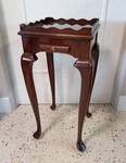 Harden Furniture Queen Anne Mahogany 26" Pedestal Display Plant Stand Tea Table. Fixed Price $225.00.